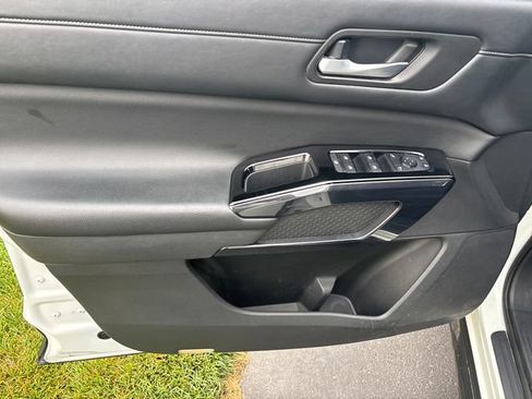 Used 2022 Nissan Pathfinder SV AWD/4WD image 10