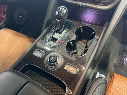 Used 2022 Bentley Bentayga AWD/4WD image 44