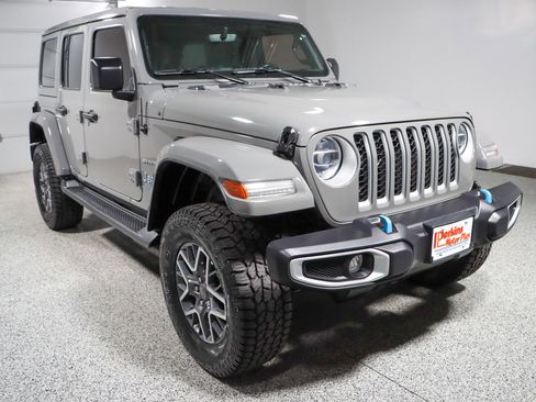 Used 2022 Jeep Wrangler Unlimited Sahara w/ Cold Weather Group AWD/4WD image 5