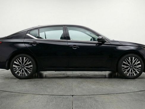 Used 2025 Nissan Altima 2.5 SV FWD image 11
