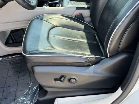 Used 2023 Chrysler Pacifica Limited FWD image 26