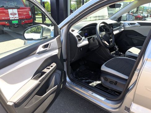 Used 2025 Volkswagen Taos SE FWD image 15
