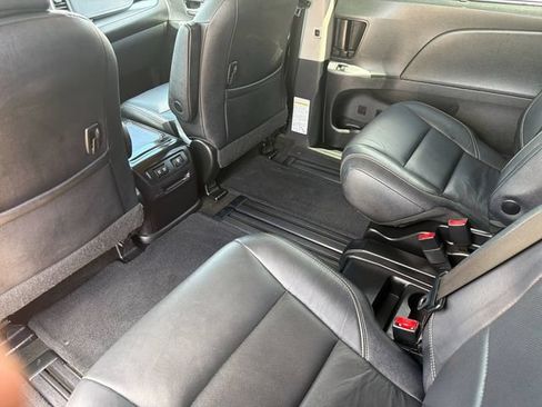 Used 2018 Toyota Sienna SE w/ Carpet Mat Package FWD image 10