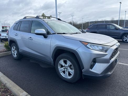 Used 2019 Toyota RAV4 XLE image 6