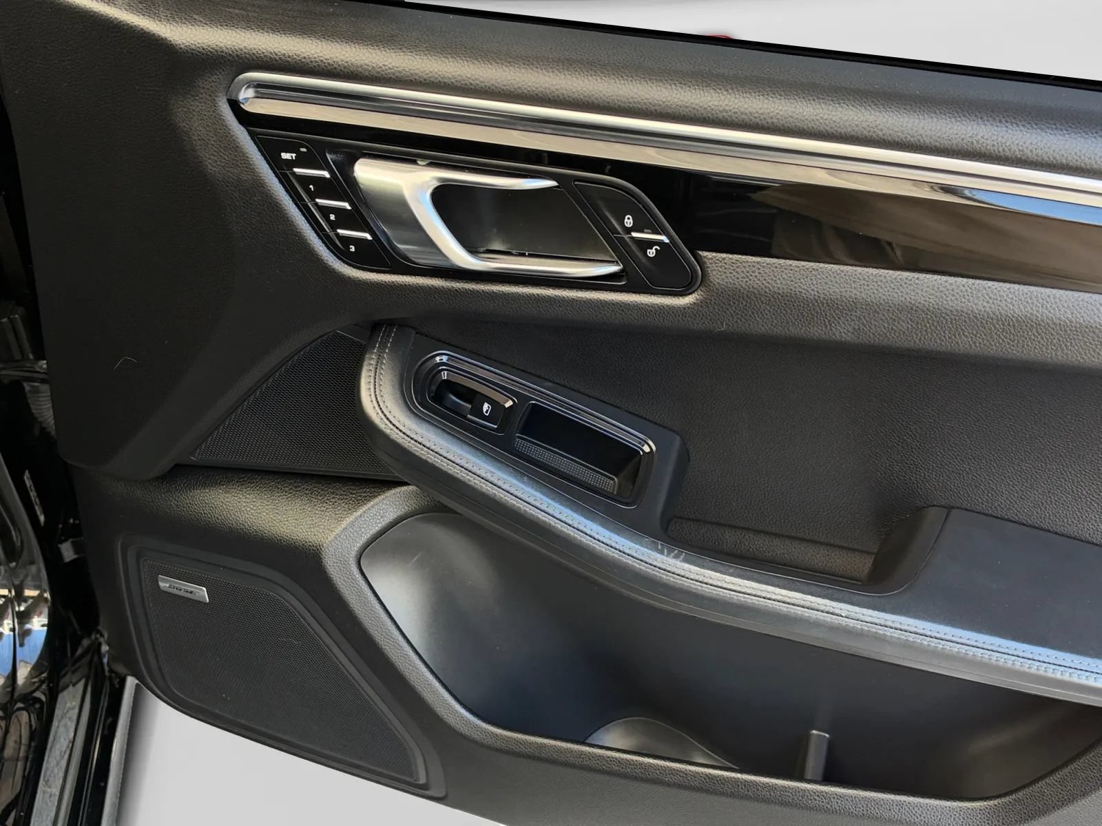 Used 2015 Porsche Macan Turbo AWD/4WD image 23