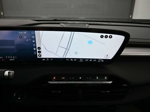 Used 2025 Buick Enclave Preferred w/ Power Package image 20