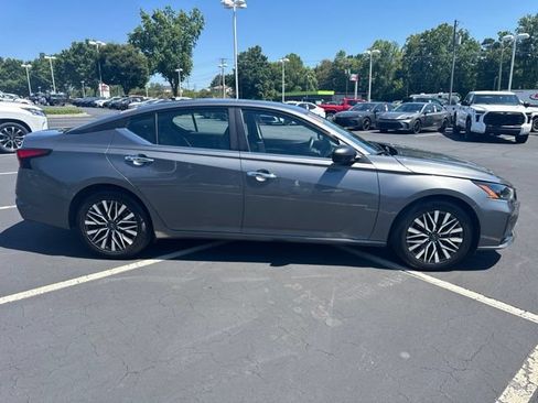 Used 2025 Nissan Altima 2.5 SV FWD image 2