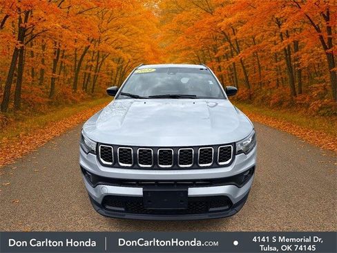 Used 2024 Jeep Compass Latitude image 2