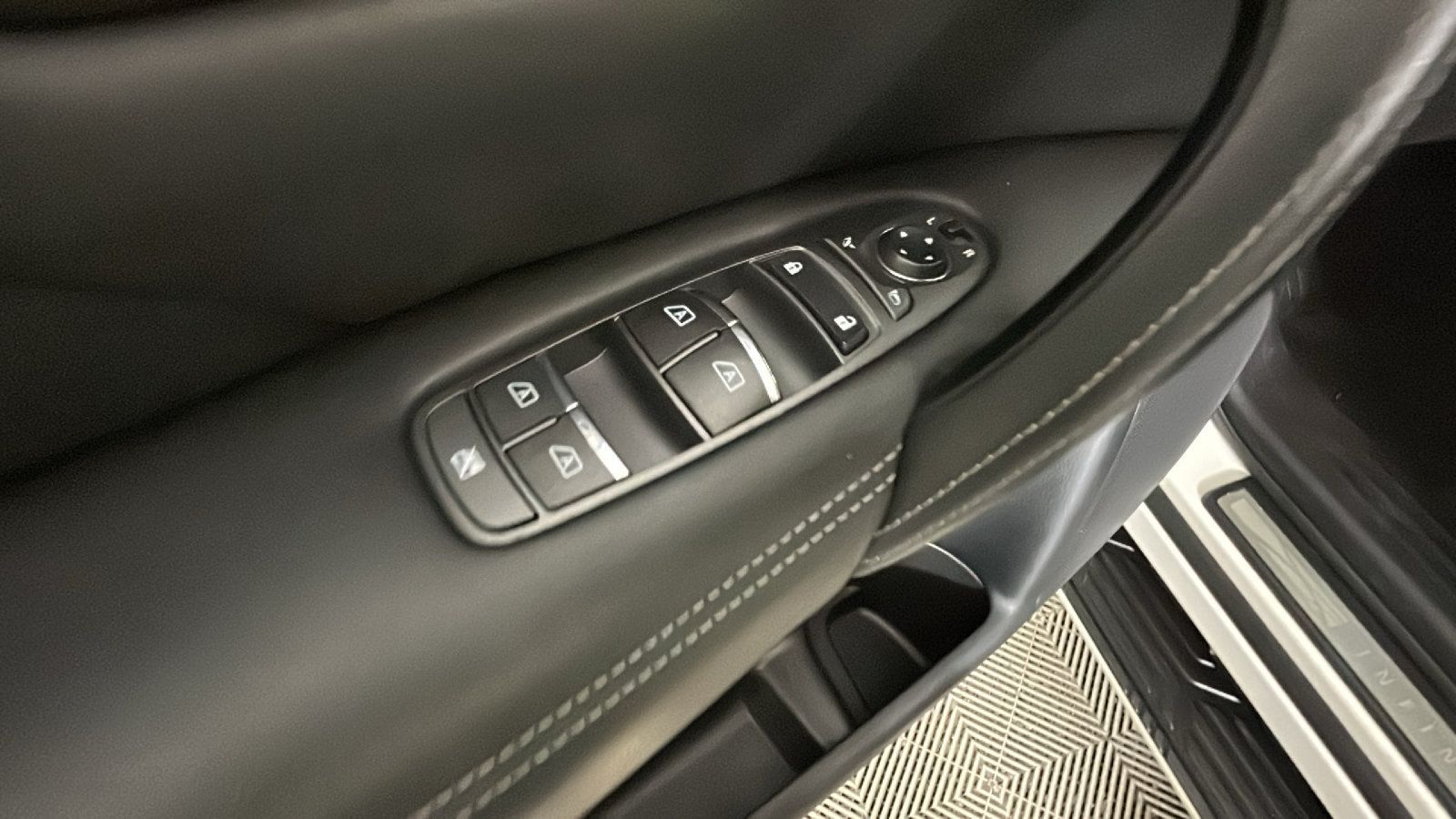 Used 2017 INFINITI QX80 4WD image 11