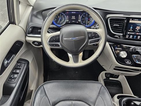 Used 2020 Chrysler Pacifica Limited image 7