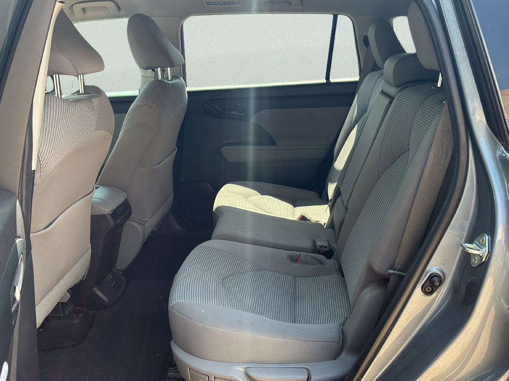Used 2023 Toyota Highlander LE FWD image 15