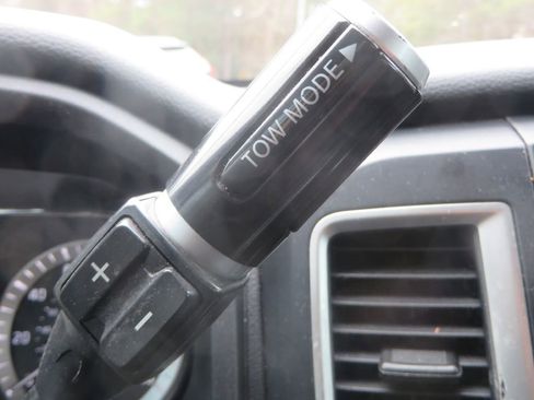 Used 2019 Nissan Titan SV w/ SV Convenience Package image 24