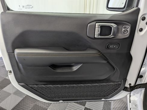 Used 2025 Jeep Wrangler Unlimited Sahara image 15