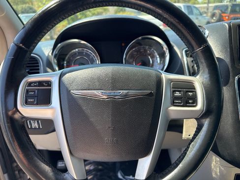 Used 2016 Chrysler Town & Country LX image 27