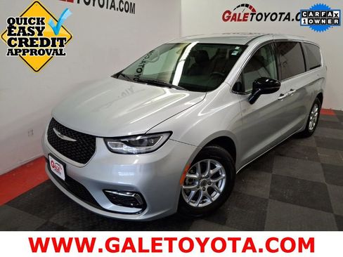 Used 2024 Chrysler Pacifica Touring-L image 1