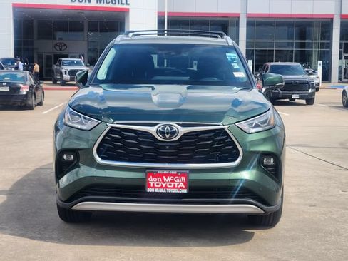 Used 2024 Toyota Highlander Platinum FWD image 2