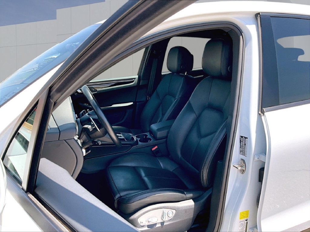 Certified 2024 Porsche Macan AWD/4WD image 4