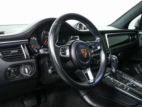 Certified 2019 Porsche Macan image 4