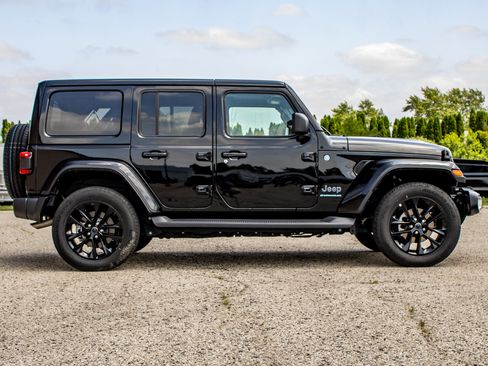 Used 2025 Jeep Wrangler Unlimited Sahara AWD/4WD image 2