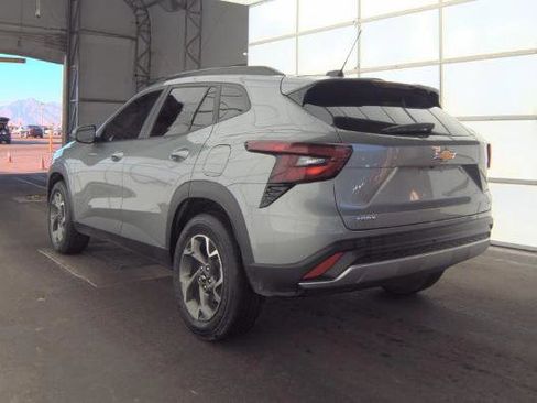 Used 2025 Chevrolet Trax LT FWD image 5