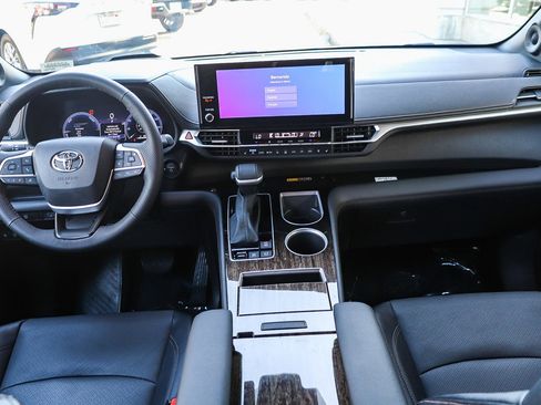 Used 2025 Toyota Sienna Platinum image 13