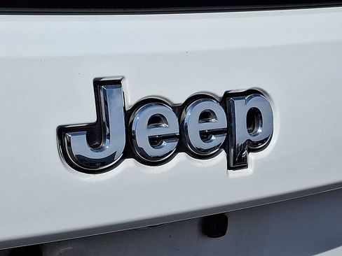 Used 2017 Jeep Grand Cherokee Limited image 10