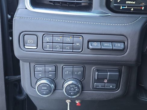 Used 2023 GMC Yukon XL Denali Ultimate image 24