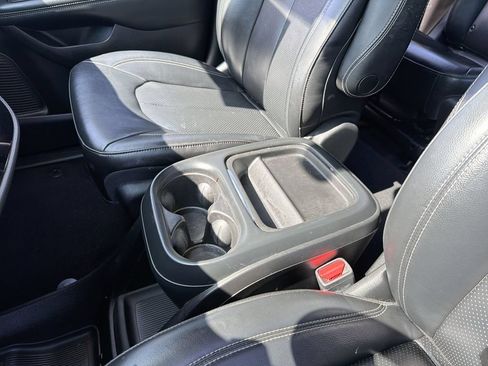 Used 2020 Chrysler Pacifica Touring-L w/ S Appearance Package FWD image 22