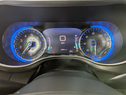 Used 2024 Chrysler Pacifica Touring-L FWD image 5