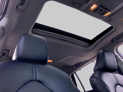 Used 2024 Toyota Highlander XLE FWD image 14
