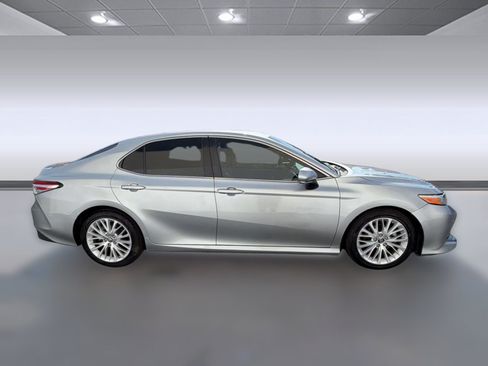 Used 2018 Toyota Camry XLE FWD image 8