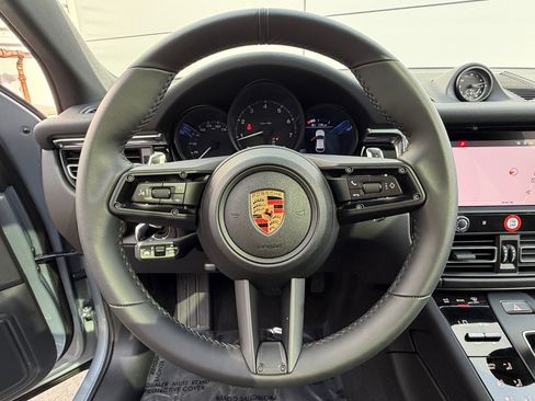 Certified 2025 Porsche Macan AWD/4WD image 23