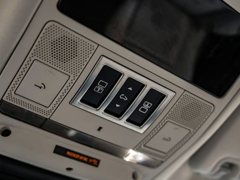 Used 2025 Land Rover Discovery Dynamic SE AWD/4WD image 45