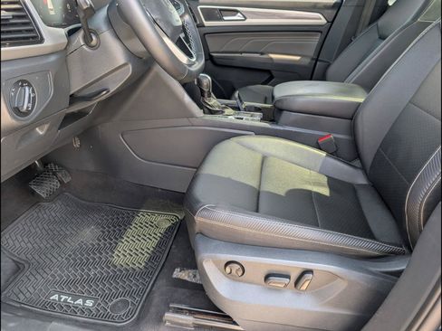 Used 2023 Volkswagen Atlas Cross Sport SE w/ Panoramic Sunroof Package FWD image 11