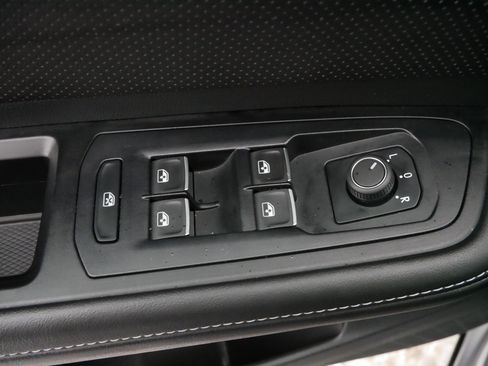 Certified 2025 Volkswagen Atlas SE image 19