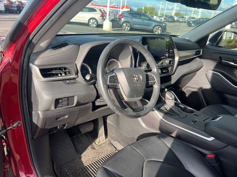 Used 2022 Toyota Highlander XLE image 13
