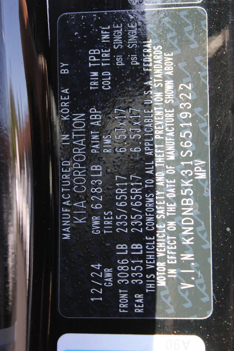 Used 2025 Kia Carnival FWD image 17