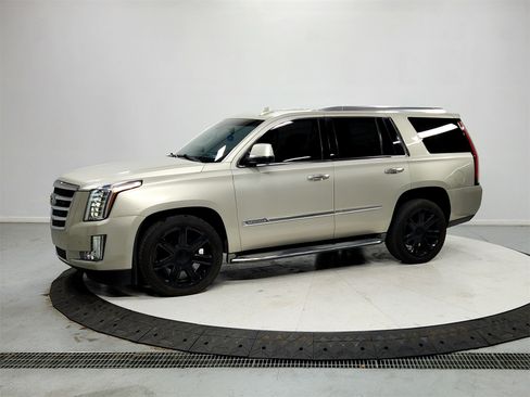 Used 2015 Cadillac Escalade Luxury image 3