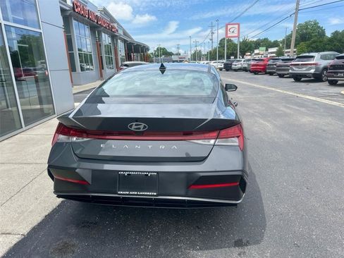 Used 2025 Hyundai Elantra SEL FWD image 4
