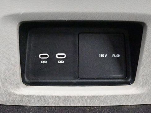 Used 2024 Volkswagen Atlas SE FWD image 18