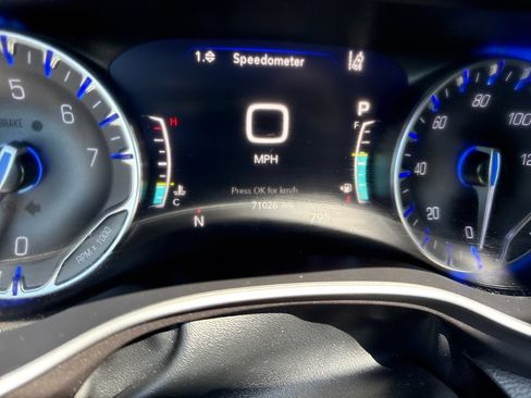 Used 2024 Chrysler Pacifica Touring-L FWD image 16