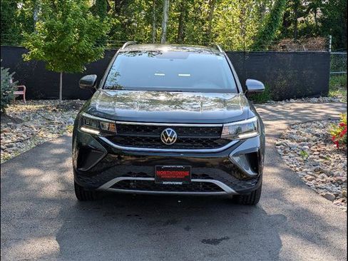 Certified 2022 Volkswagen Taos SE image 9