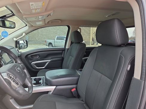 Used 2017 Nissan Titan SV image 13
