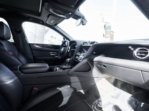Used 2022 Bentley Bentayga image 26