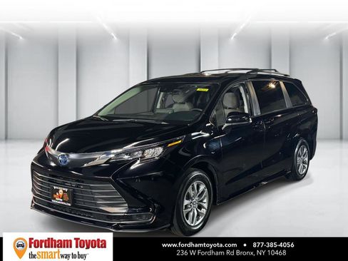 Used 2024 Toyota Sienna LE FWD image 4