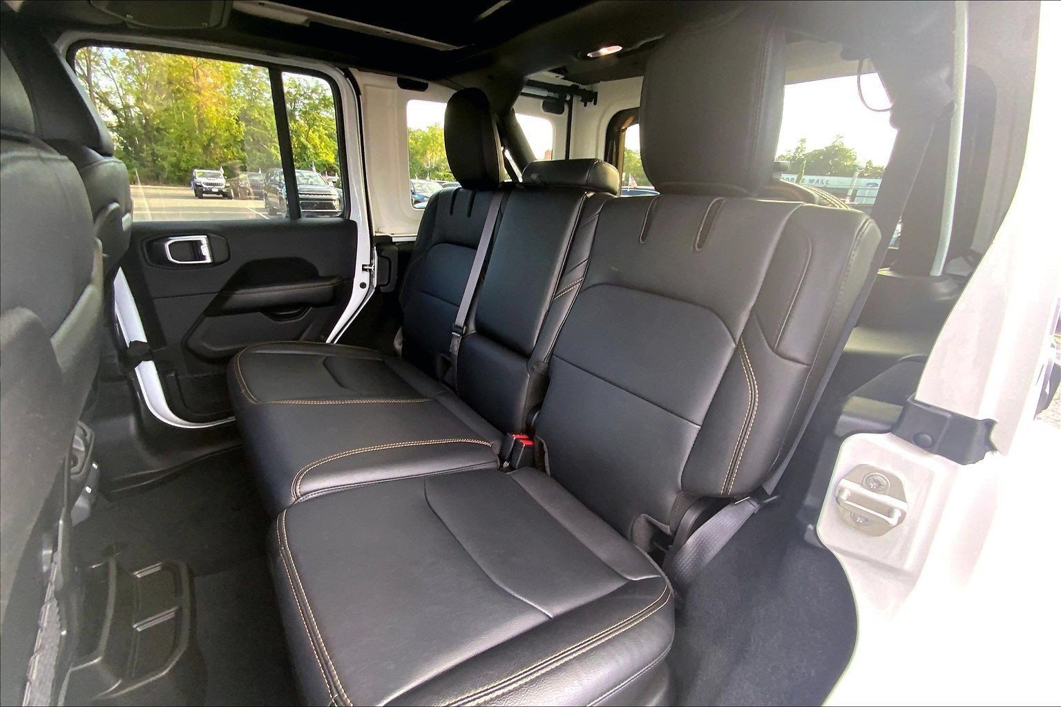 Used 2024 Jeep Wrangler Unlimited Sahara w/ Technology Group AWD/4WD image 20
