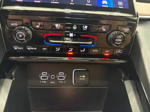 Used 2025 Jeep Grand Cherokee Summit AWD/4WD image 38