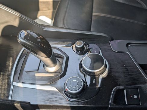 Used 2017 Alfa Romeo Giulia image 27