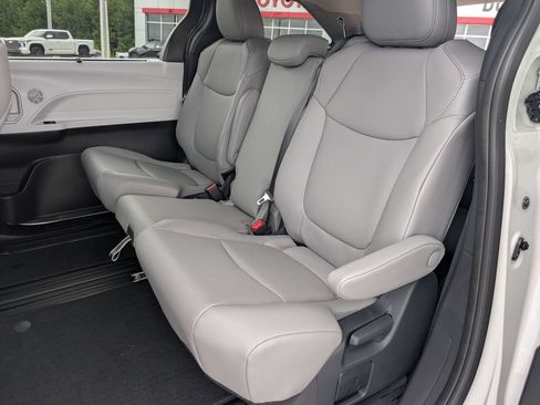 New 2026 Toyota Sienna XLE FWD image 31