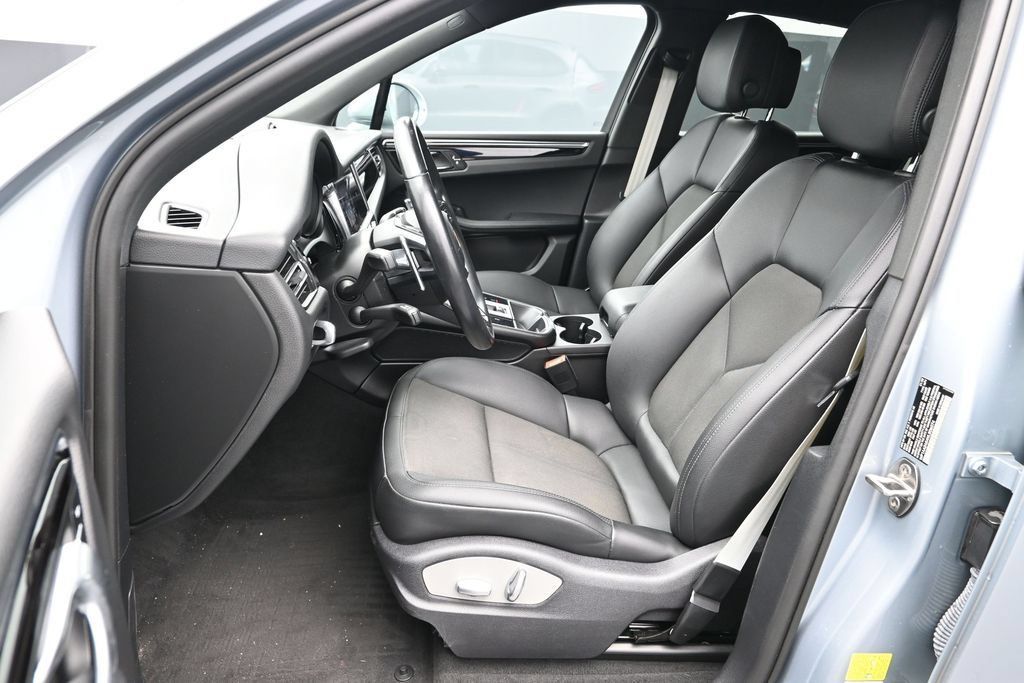 Certified 2022 Porsche Macan AWD/4WD image 5
